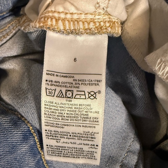 Old Navy High-Waisted Wow Jean Shorts – light wash, Size 6 three inch inseam - Picture 6 of 7